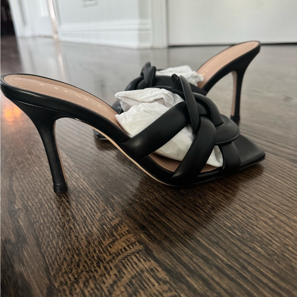 Coach Kellie leather Sandal -Mules
*BRAND NEW NEVER WORN* with box